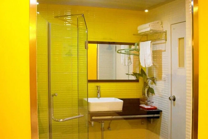 Room 6 of 8