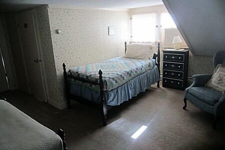 Room 9 of 25