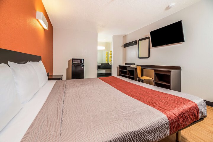 Room 4 of 27