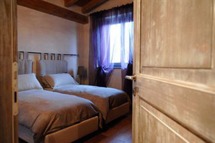 Room 12 of 25
