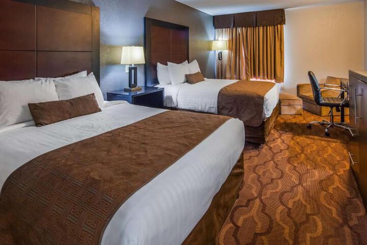 2 Queen Beds High Speed Internet Accessible Microwave and Refrigerator, Coffee Maker Iron and Ironing Board Hairdryer Full Breakfast (9 of 9)