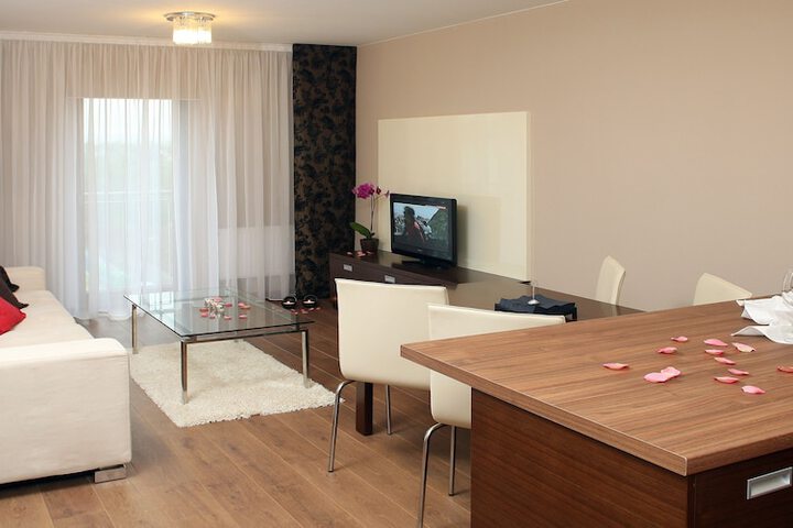 Room 10 of 32