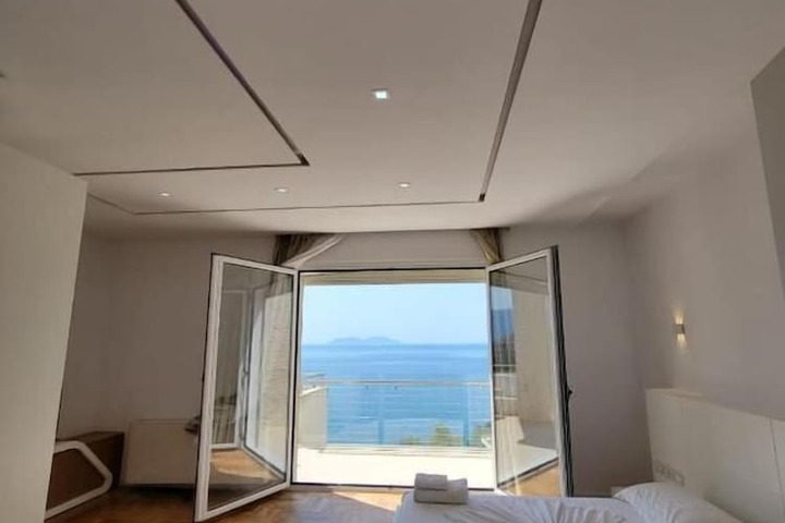 Room 11 of 30