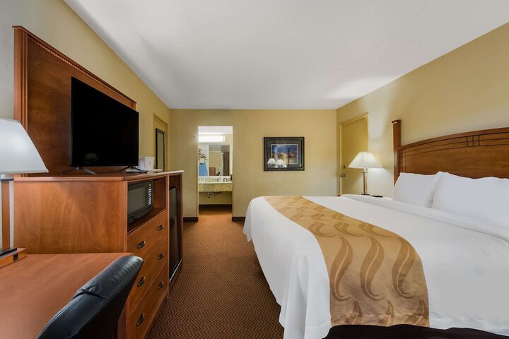 1 King Bed (9 of 9)