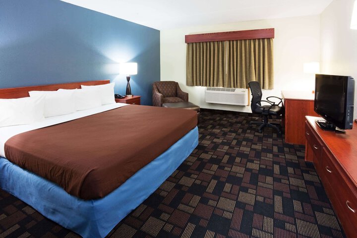 1 King Bed (5 of 14)