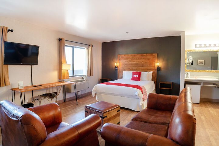 1 King Bed (6 of 16)