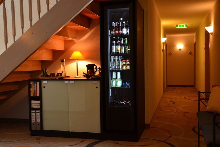 Lounge 25 of 87