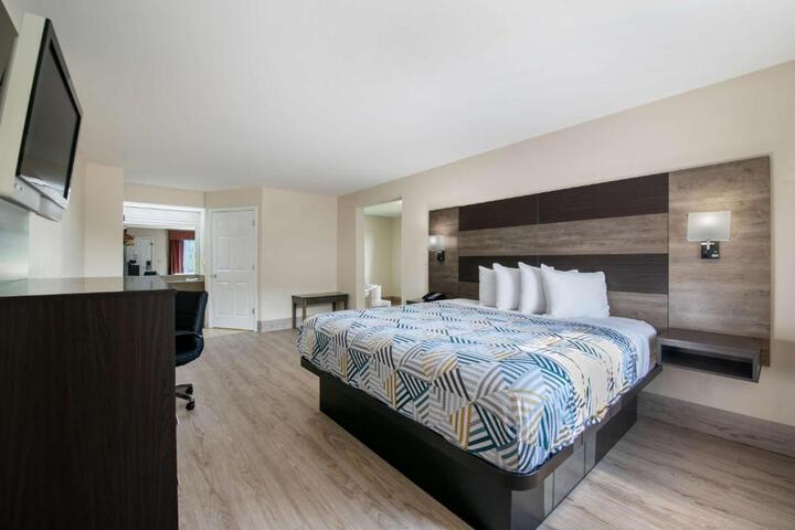 Deluxe Room 1 King Bed Refrigerator, Microwave (9 of 14)