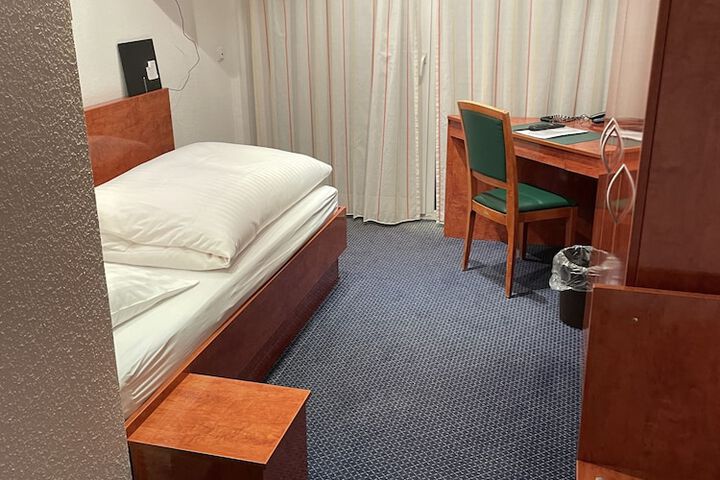 Room 8 of 18