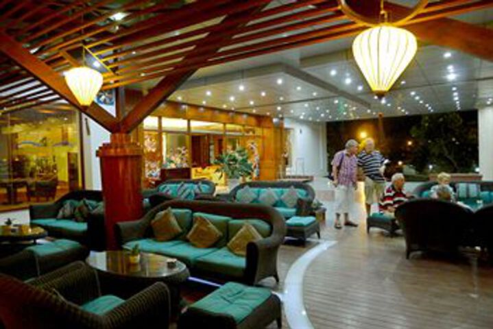 Lounge 50 of 78