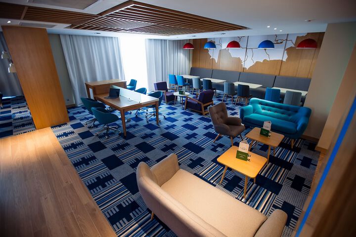 Lounge 65 of 84
