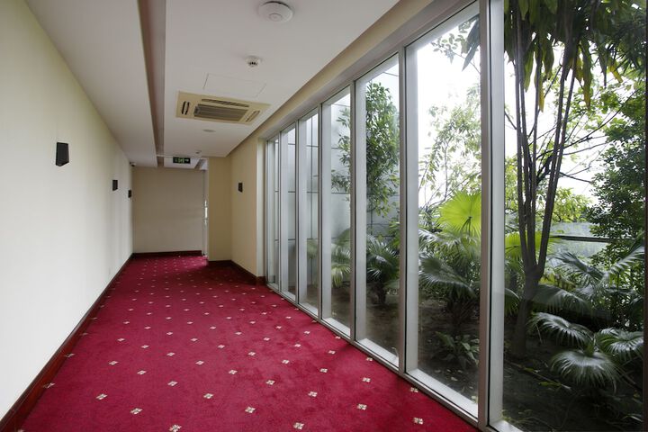 Hotel Exterior 34 of 34