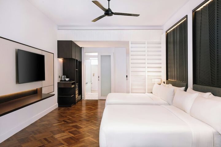 Room 18 of 104