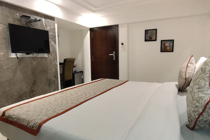 Room 5 of 12