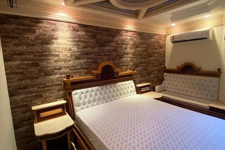 Room 4 of 16