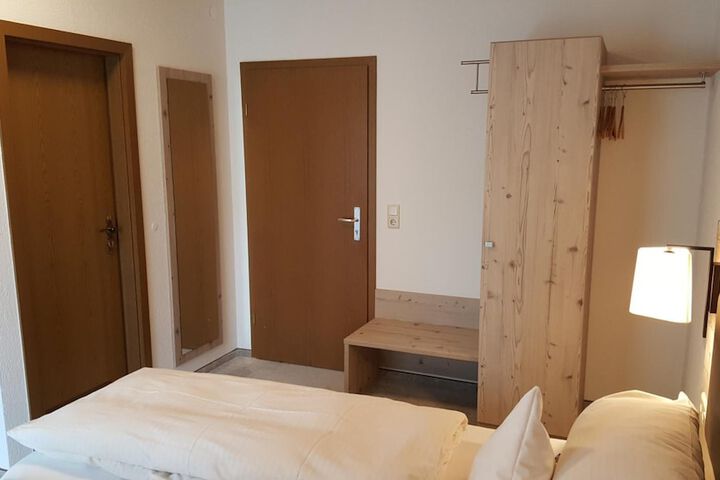 Room 16 of 38