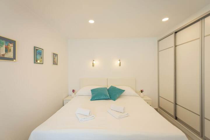 Room 3 of 70