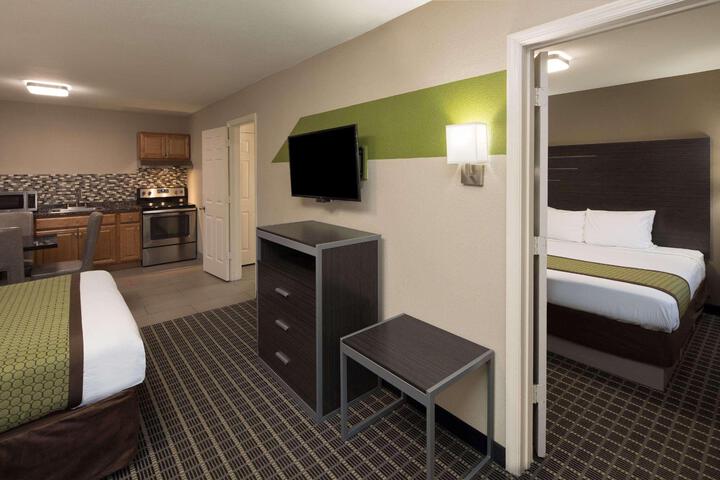 1 Queen Bed (13 of 21)