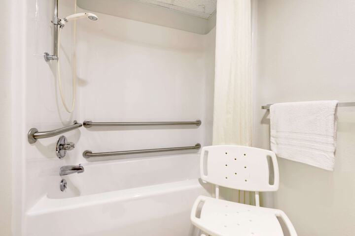 1 Queen Bed Mobility Accessible (5 of 11)