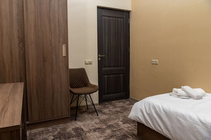 Room 10 of 33