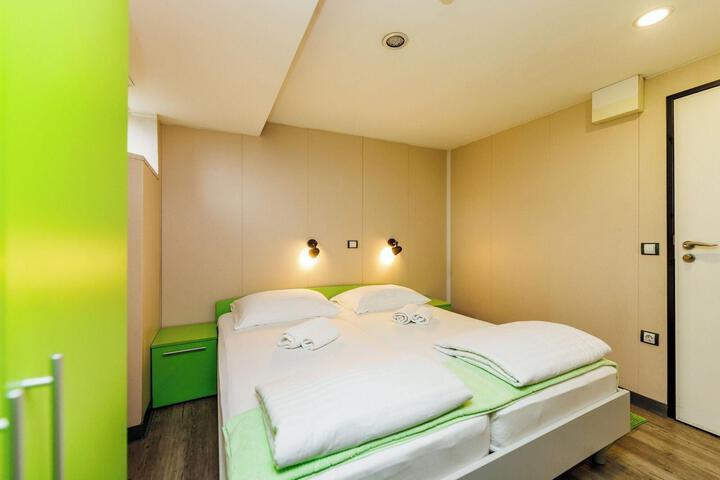 Room 103 of 146