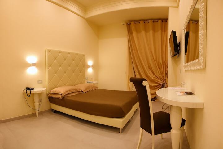 Room 43 of 208