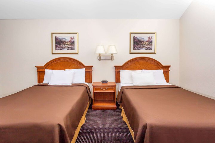 2 Double Beds (1 of 5)