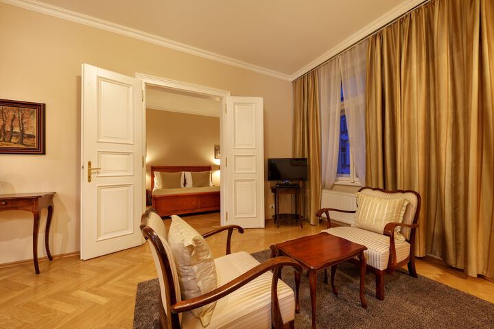 Room 9 of 32