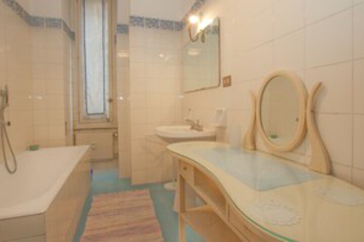 Room 4 of 16
