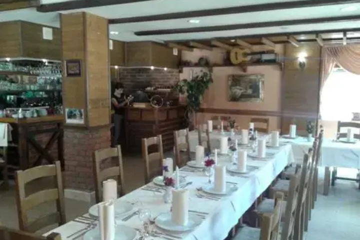 Dining 10 of 12