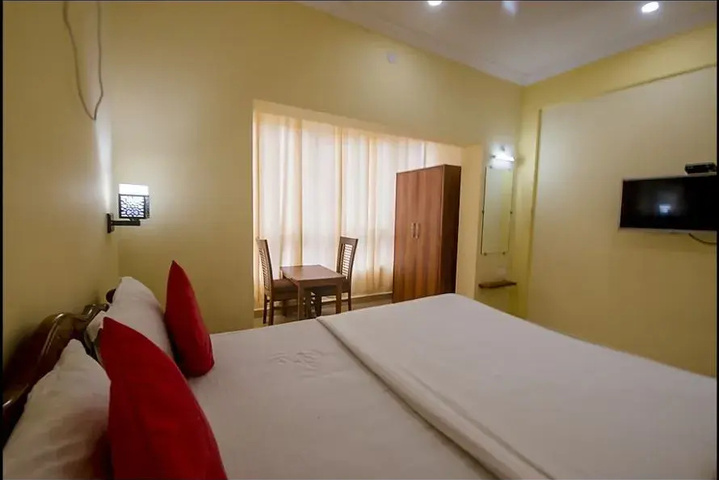 Room 5 of 12