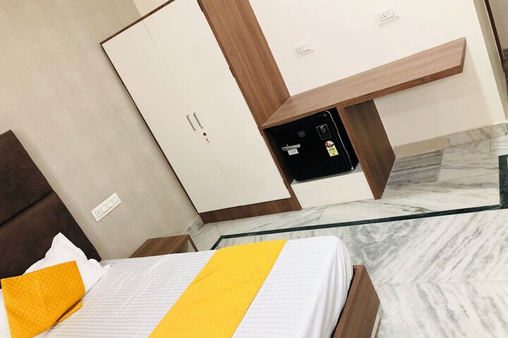 Room 13 of 18