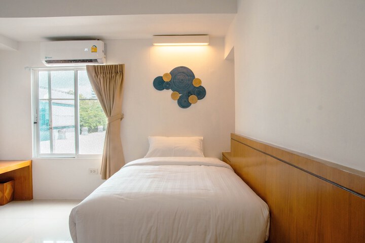 Room 6 of 9