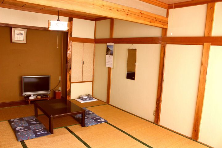 Room 6 of 8