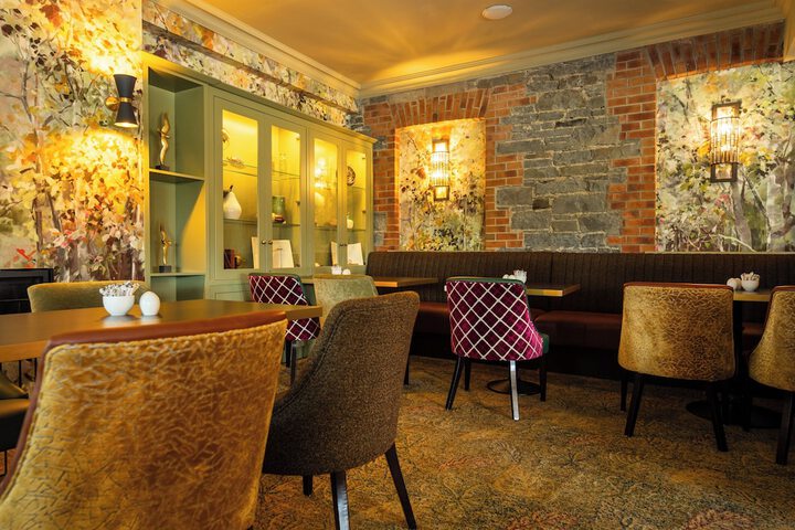 Lounge 44 of 58