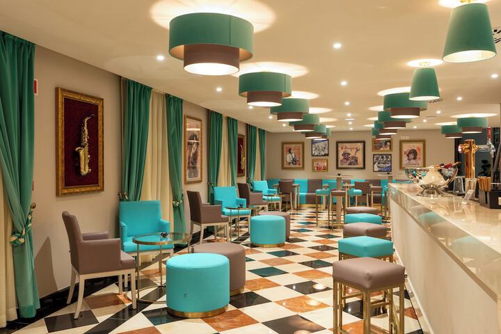 Lounge 54 of 77