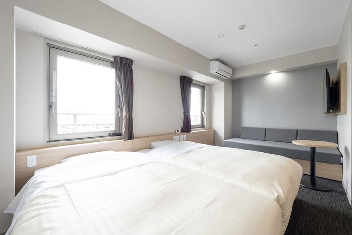 Room 8 of 18
