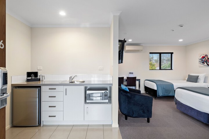 Room 2 of 28