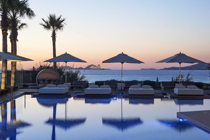 Hotel Pool