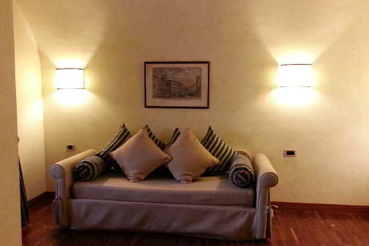 Room 5 of 10