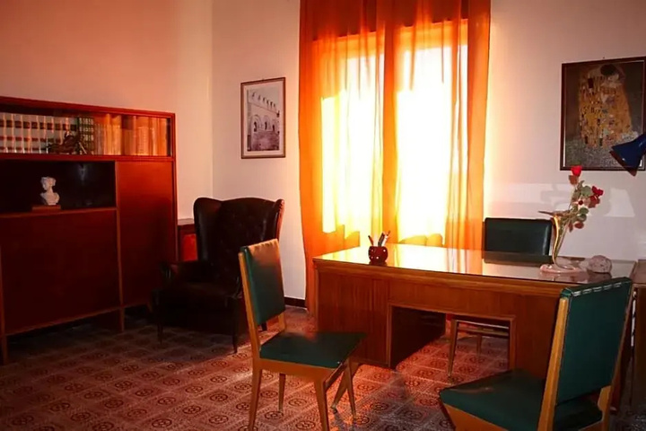 Room 4 of 7