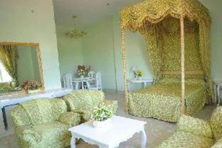 Suite 1 of 4