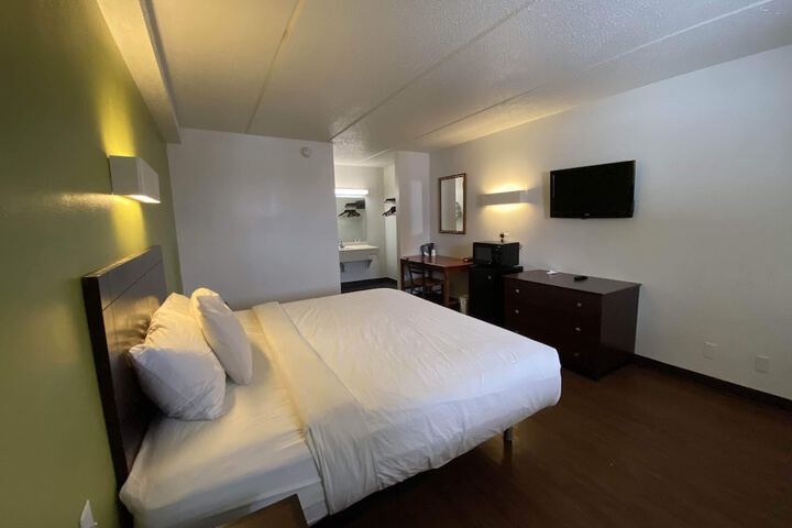1 Queen Bed (4 of 9)