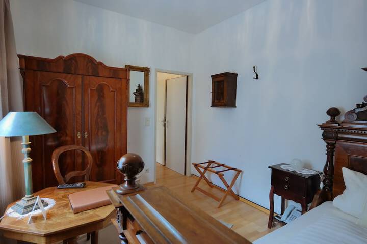 Room 16 of 77