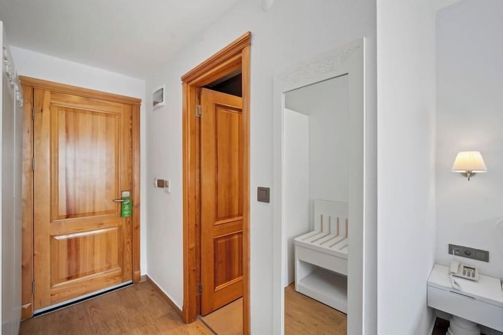 Room 9 of 33