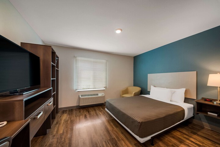 1 Queen Bed (10 of 12)