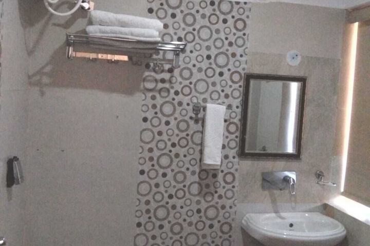 Room 4 of 7