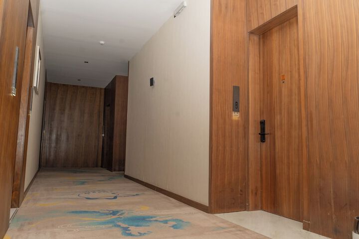 Ballroom/Hall 86 of 96