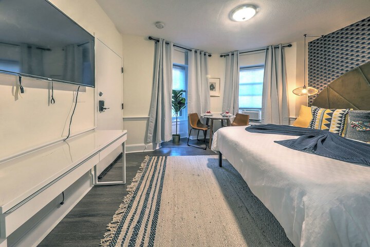 Room 4 of 93