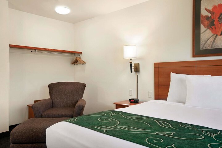 1 Queen Bed (6 of 10)
